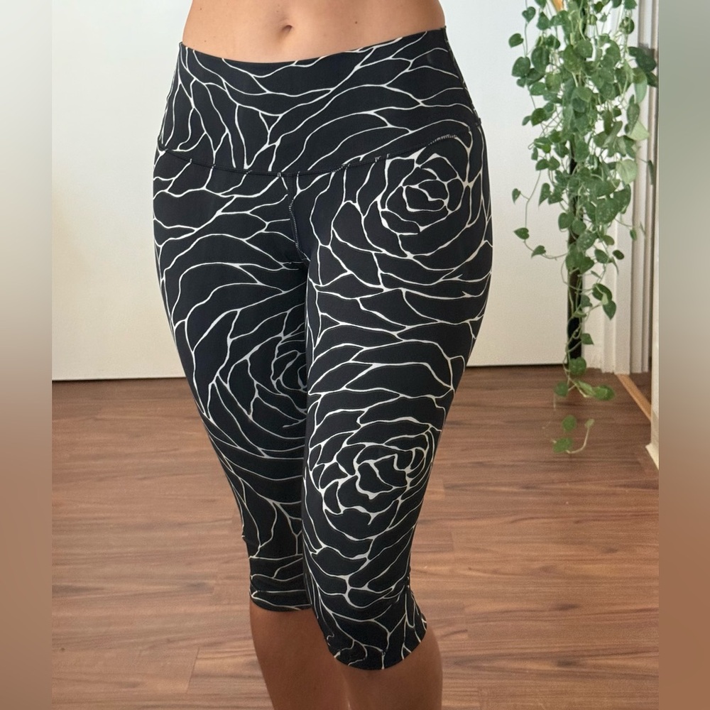 Lululemon Capri Leggings black and white rose print